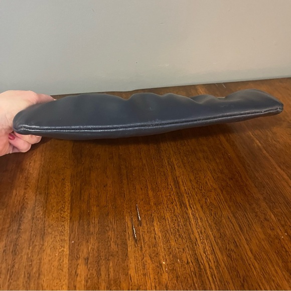 Red and Navy blue vintage clutch purse with gold tone clasp. - Picture 10 of 10